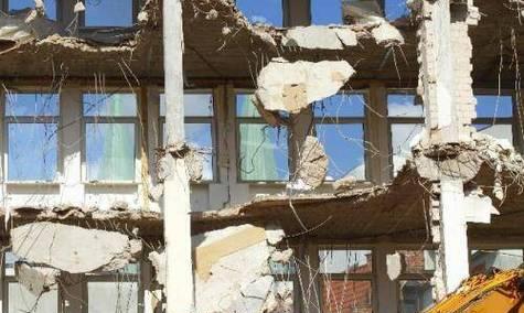 《以房子垮塌》游戏攻略（从小屋到摩天大楼，打造属于自己的建筑帝国！）